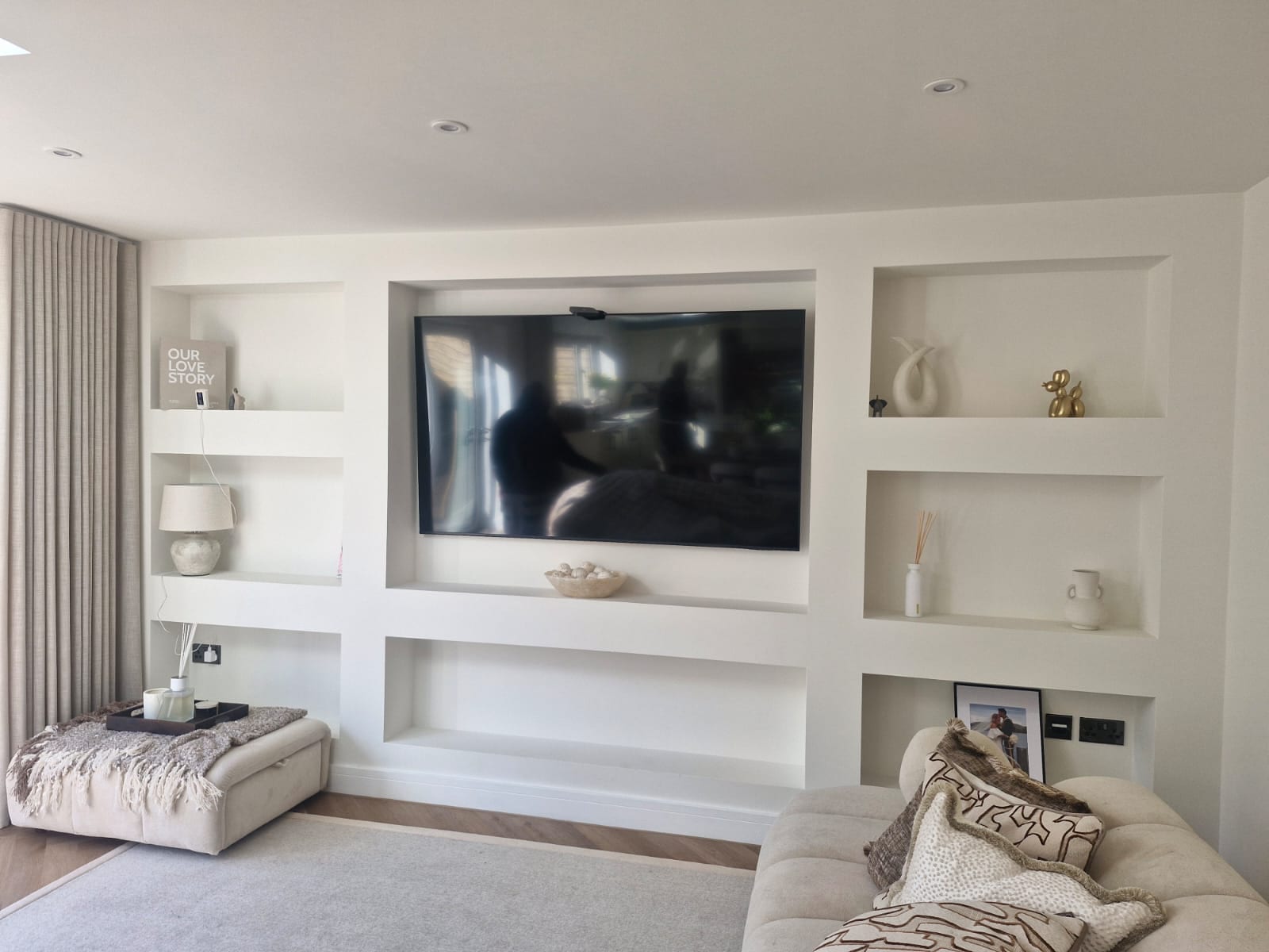 The original wall: flat painted niches with the television on the surface