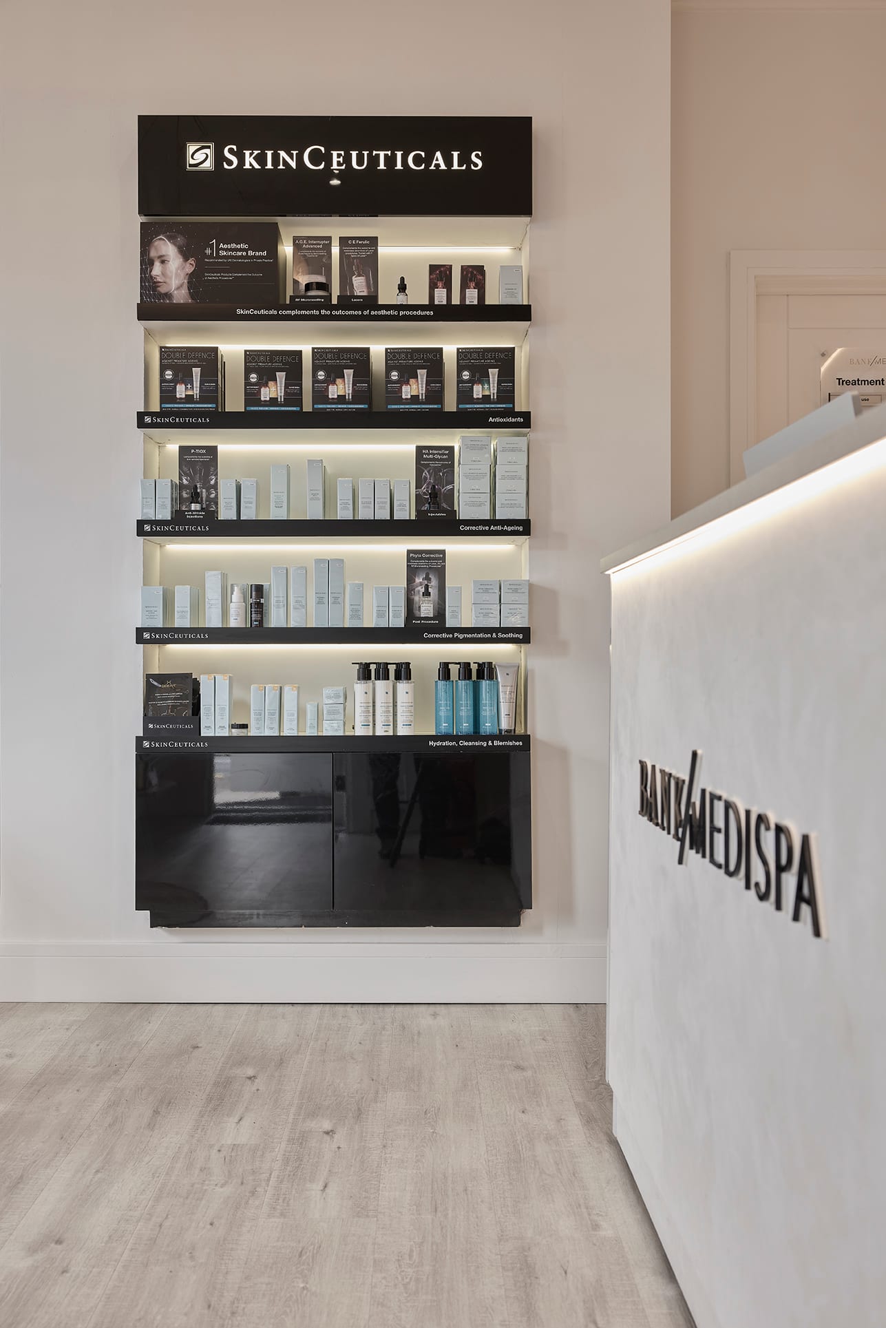 Bank Medi Spa, Built-in shelves